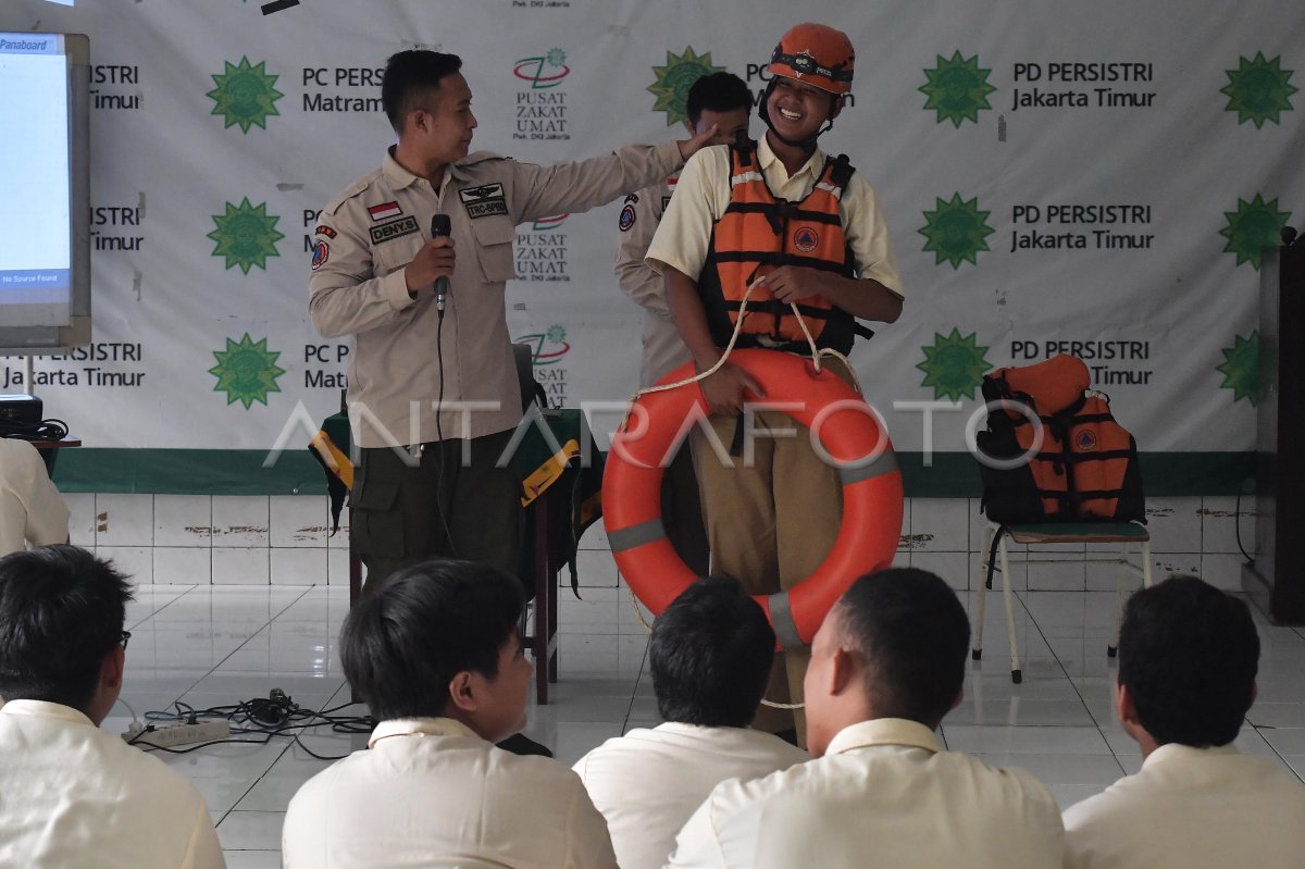 Pelatihan Tanggap Bencana Di Sekolah | ANTARA Foto