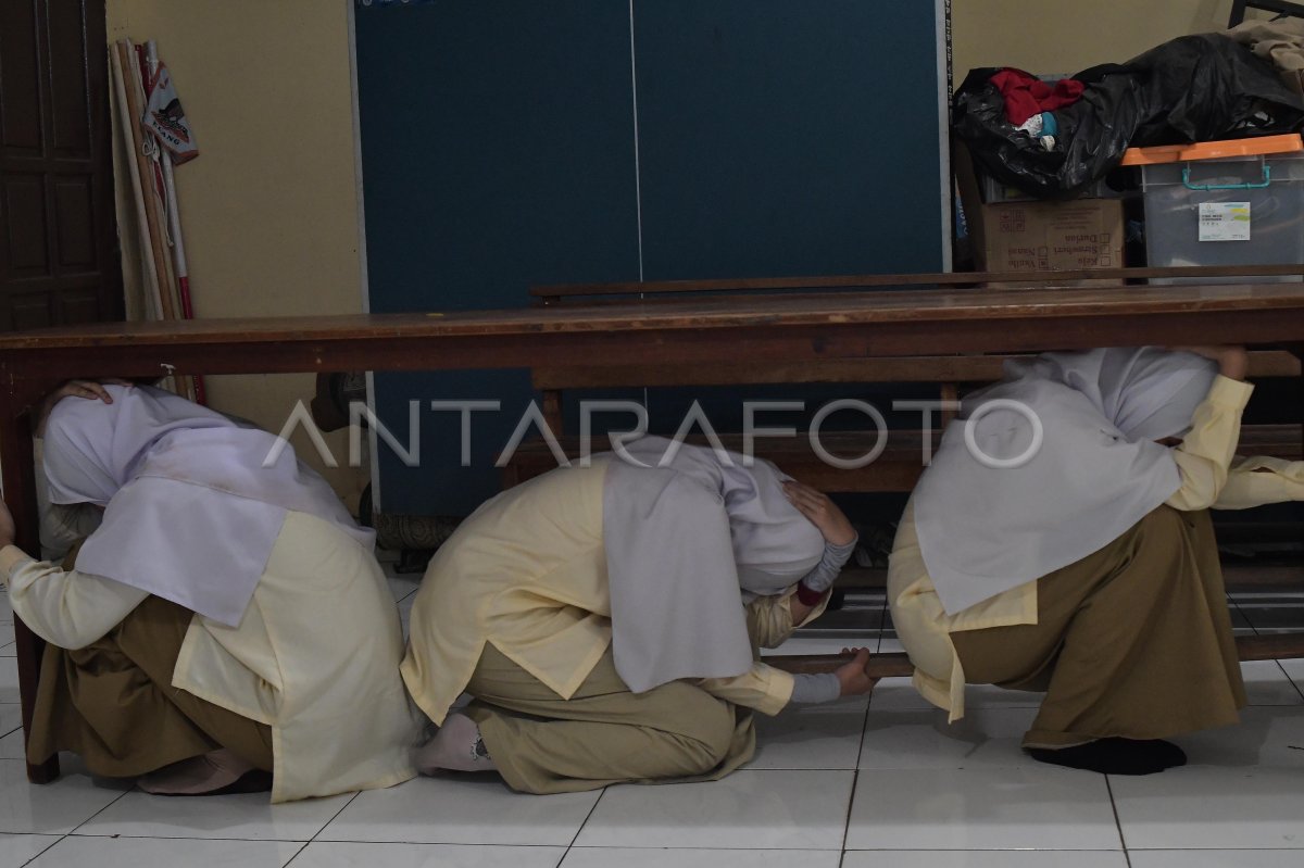 Pelatihan Tanggap Bencana Di Sekolah | ANTARA Foto