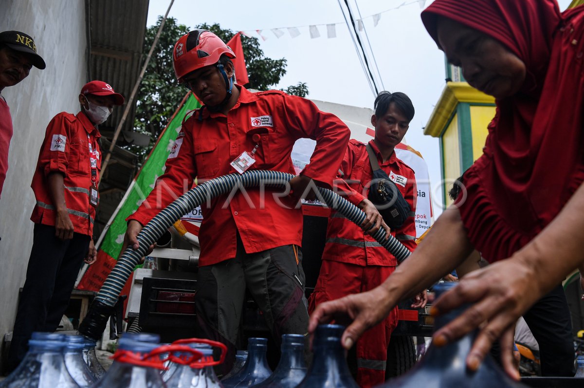 Pendistribusian air bersih di Cipayung Depok