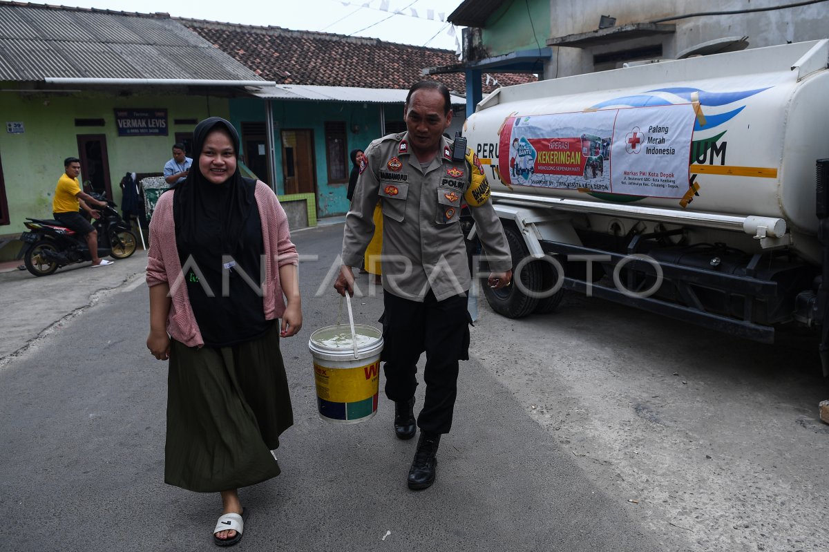 Pendistribusian air bersih di Cipayung Depok