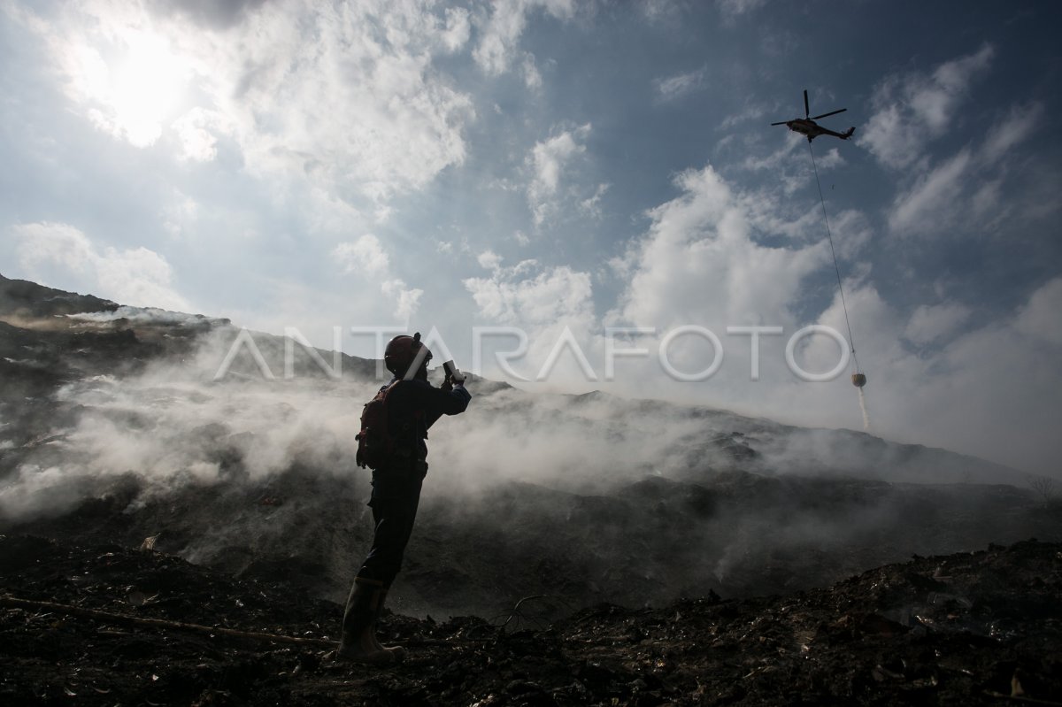 Water bombing kebakaran TPA Putri Cempo Solo
