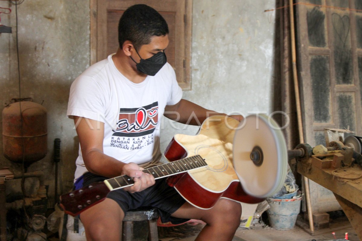 Kerajinan gitar akustik di Sidoarjo meningkat