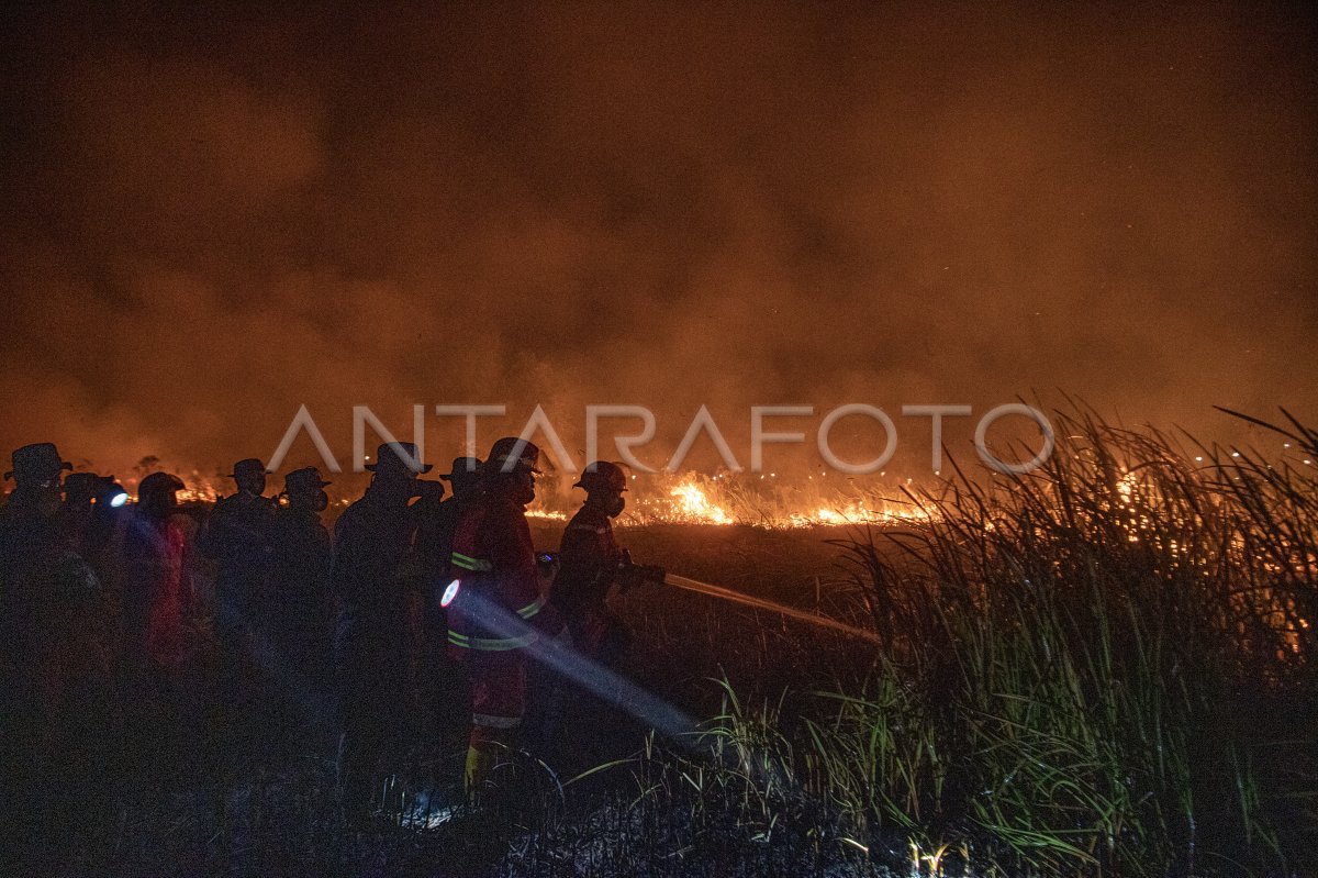 Pemadaman kebakaran lahan di Pemulutan