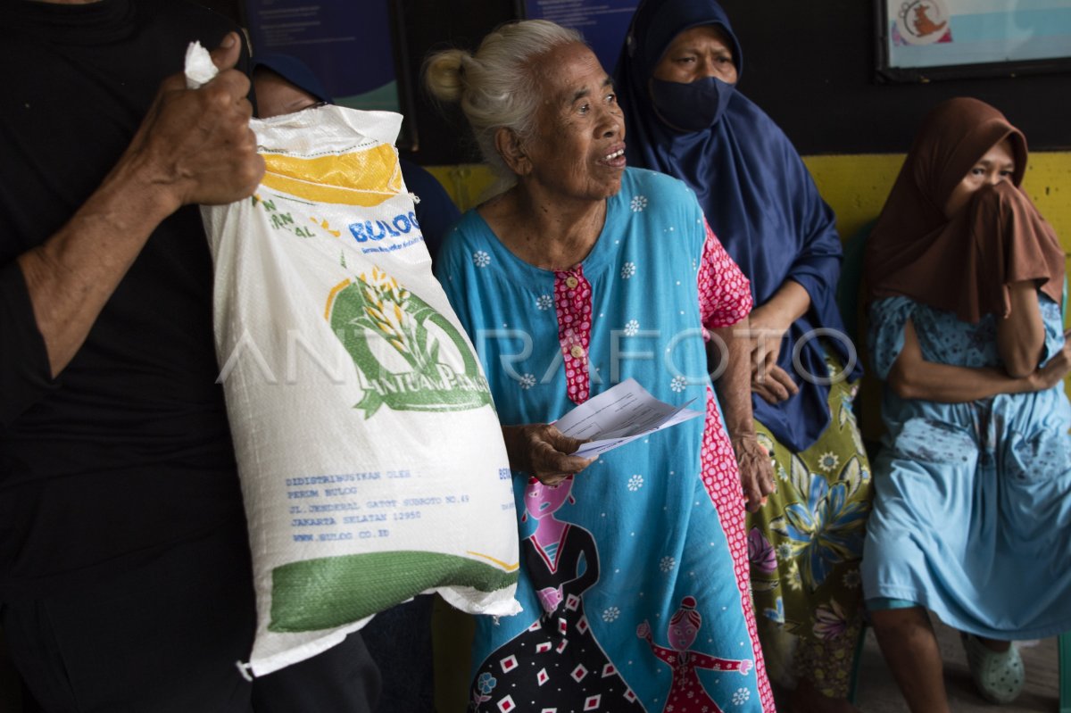 Penyaluran Bantuan Pangan Beras | ANTARA Foto