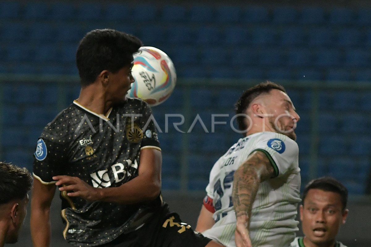 Bhayangkara FC melawan Persib Bandung