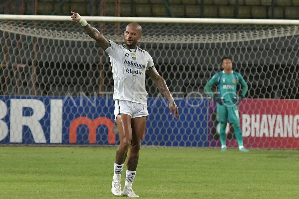 Bhayangkara FC melawan Persib Bandung