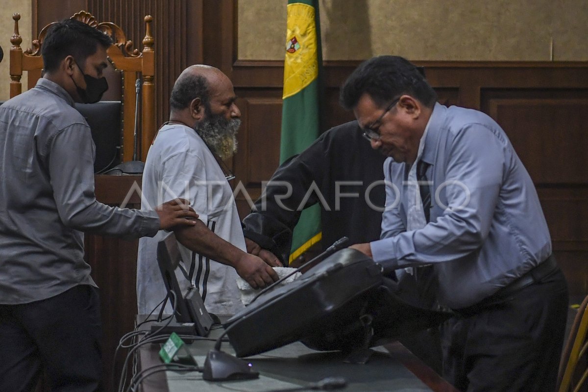 Sidang replik Lukas Enembe