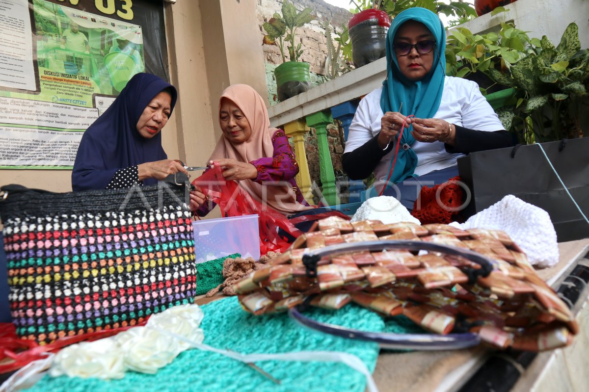 Tas limbah plastik kreasi lansia di Jombang