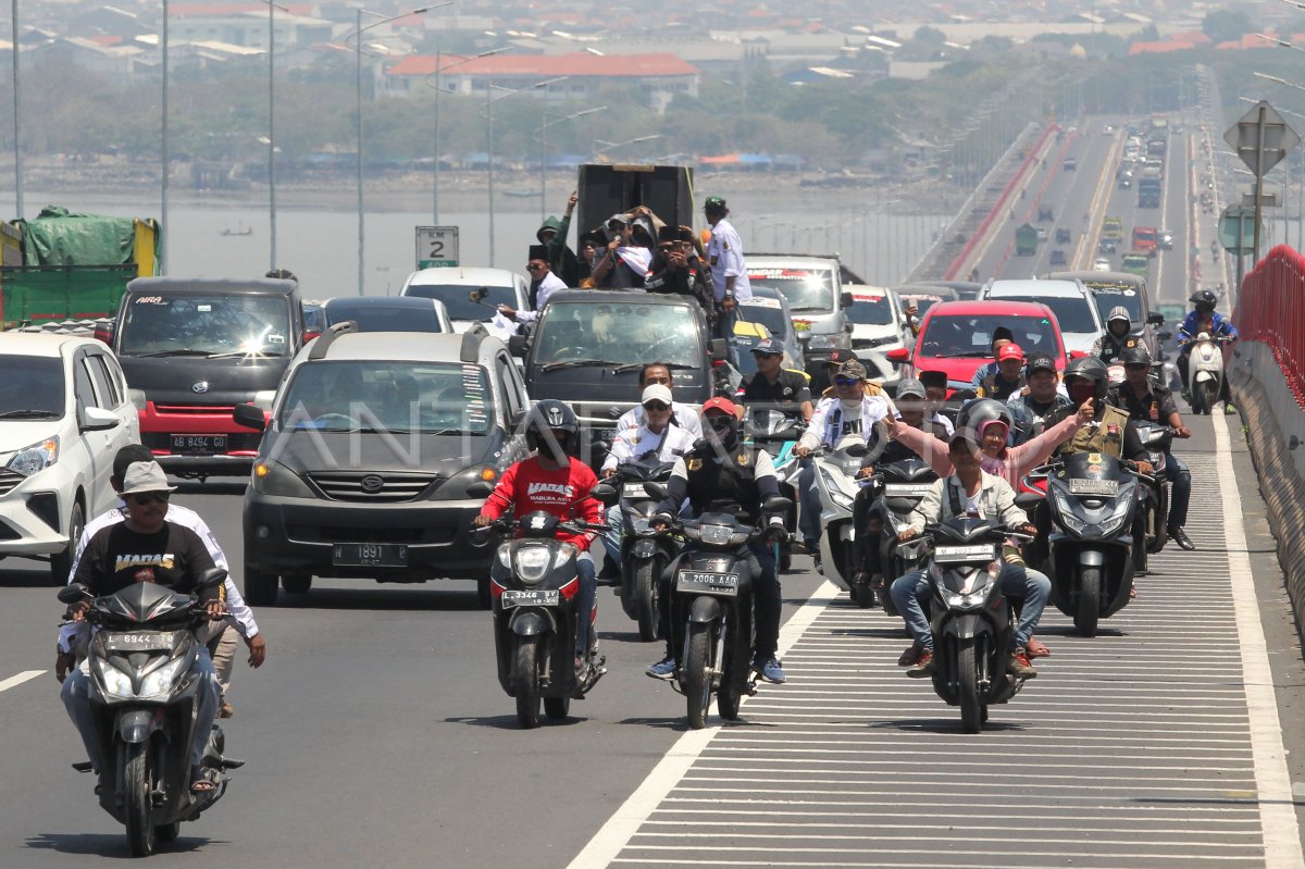 Unjuk rasa di atas jembatan Suramadu