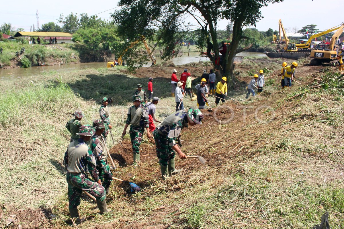 Gotong Royong Bersih Sungai Di Medan Antara Foto