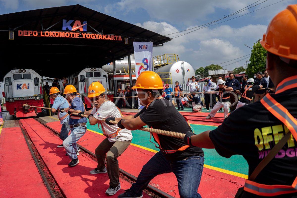 Lomba tarik lokomotif KAI daop 6