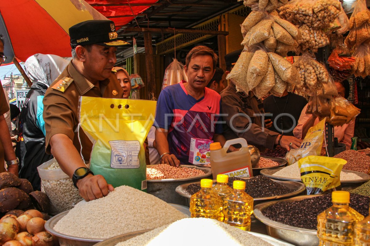 Pemantauan Harga Sembako Di Pasar Tradisional Makassar | ANTARA Foto