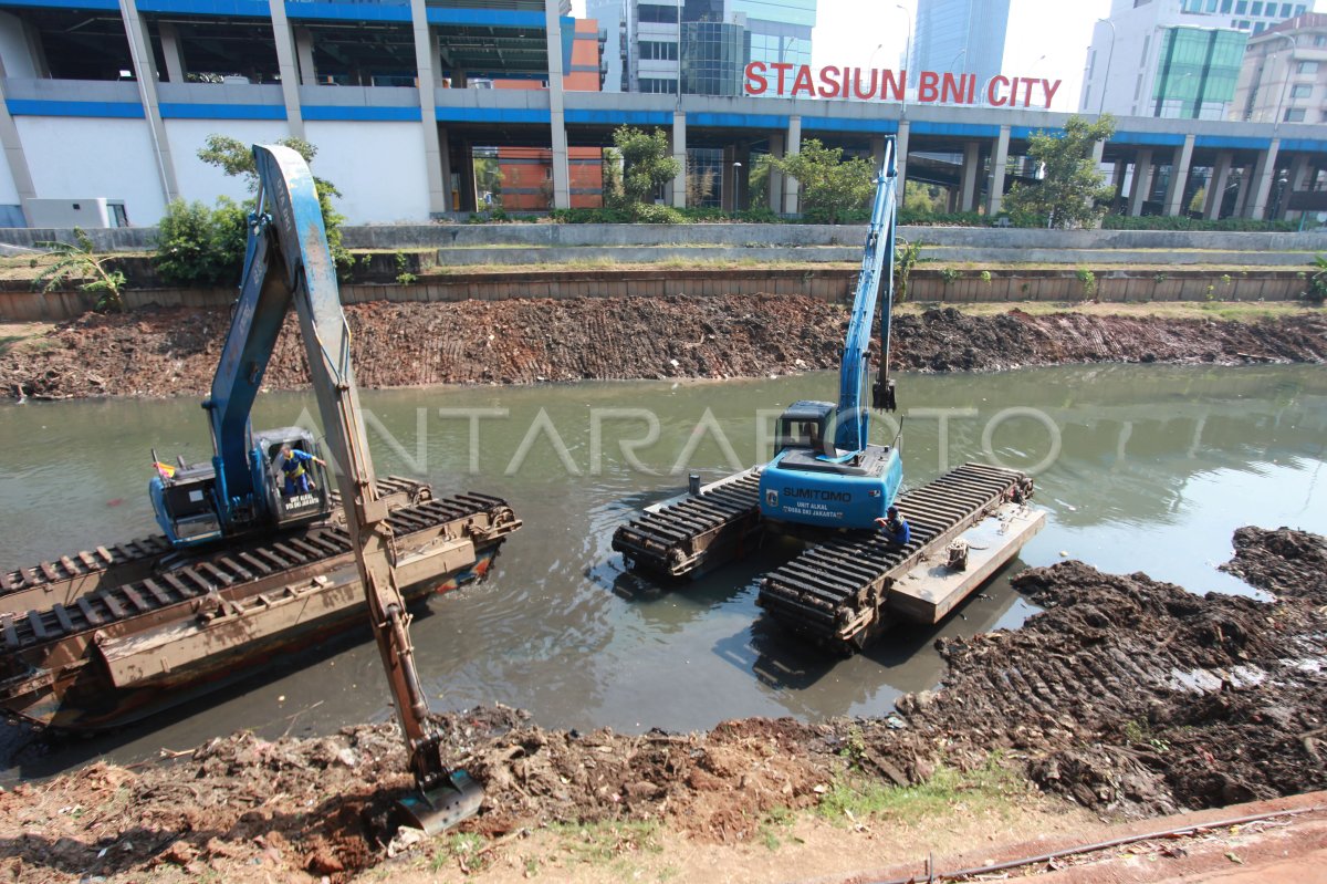 Pengerukan Kali Ciliwung