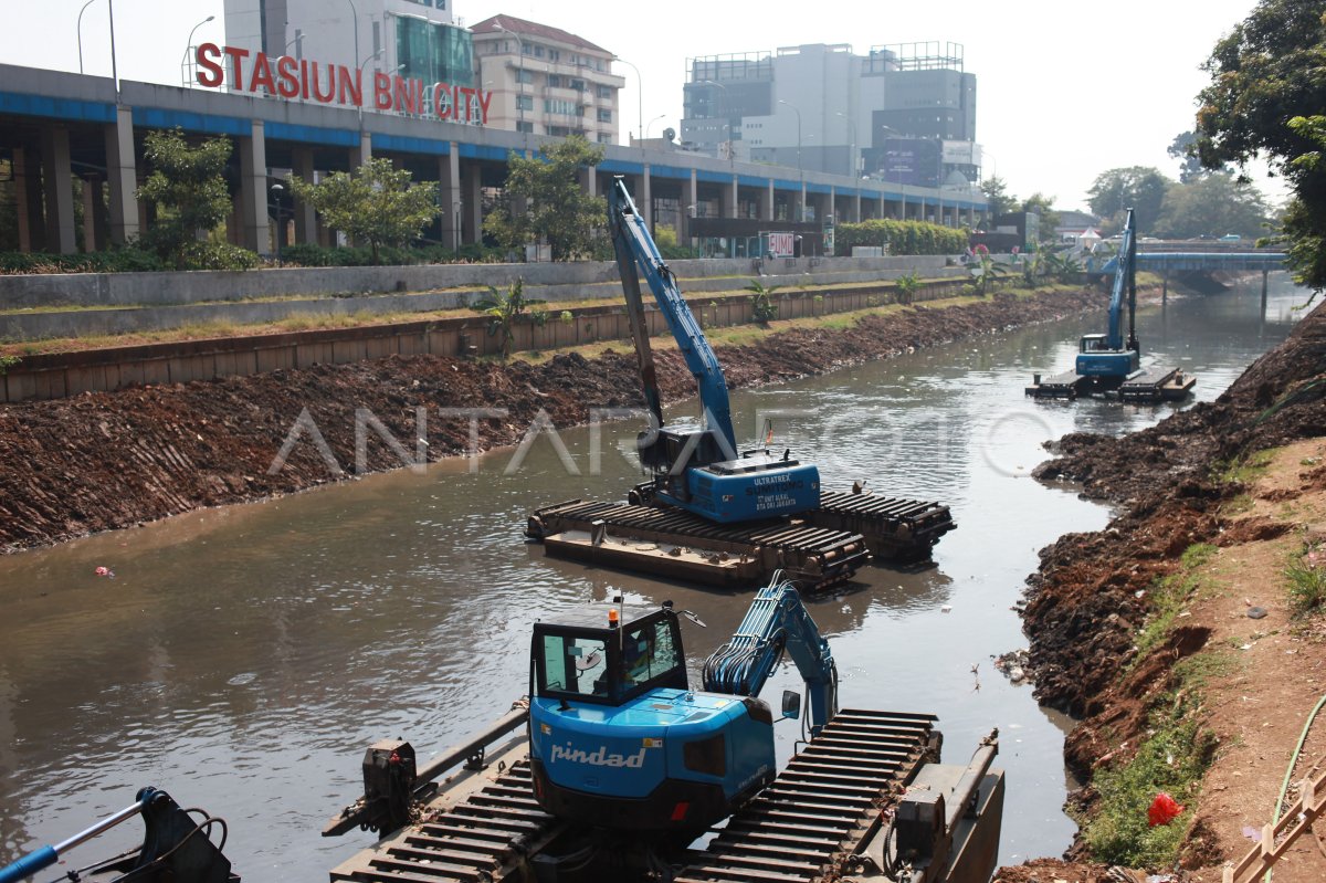 Pengerukan Kali Ciliwung | ANTARA Foto