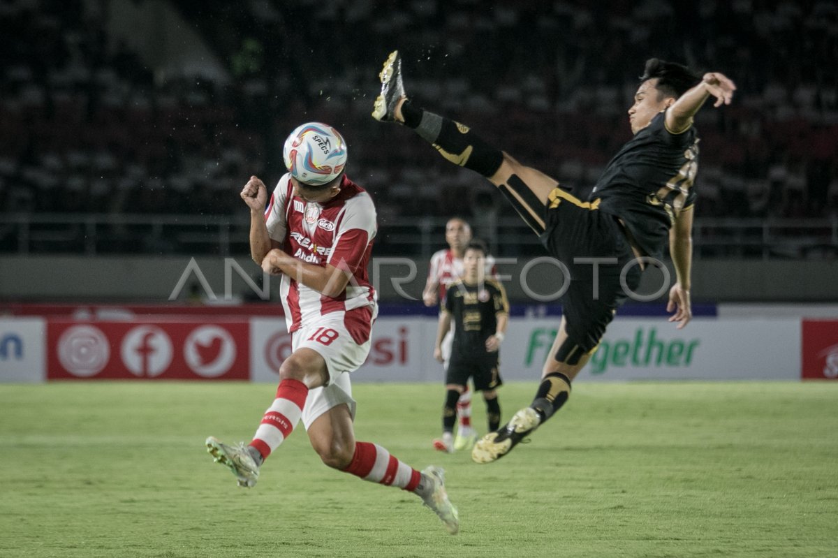 Persis Solo melawan Persija Jakarta