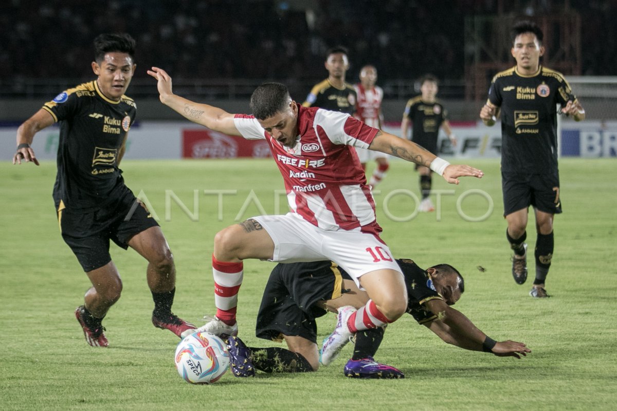 Persis Solo melawan Persija Jakarta