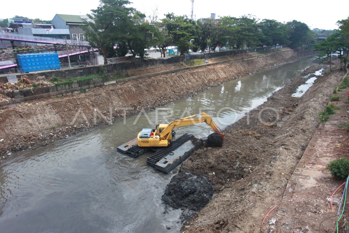 Pengerukan Lumpur Kali Ciliwung | ANTARA Foto