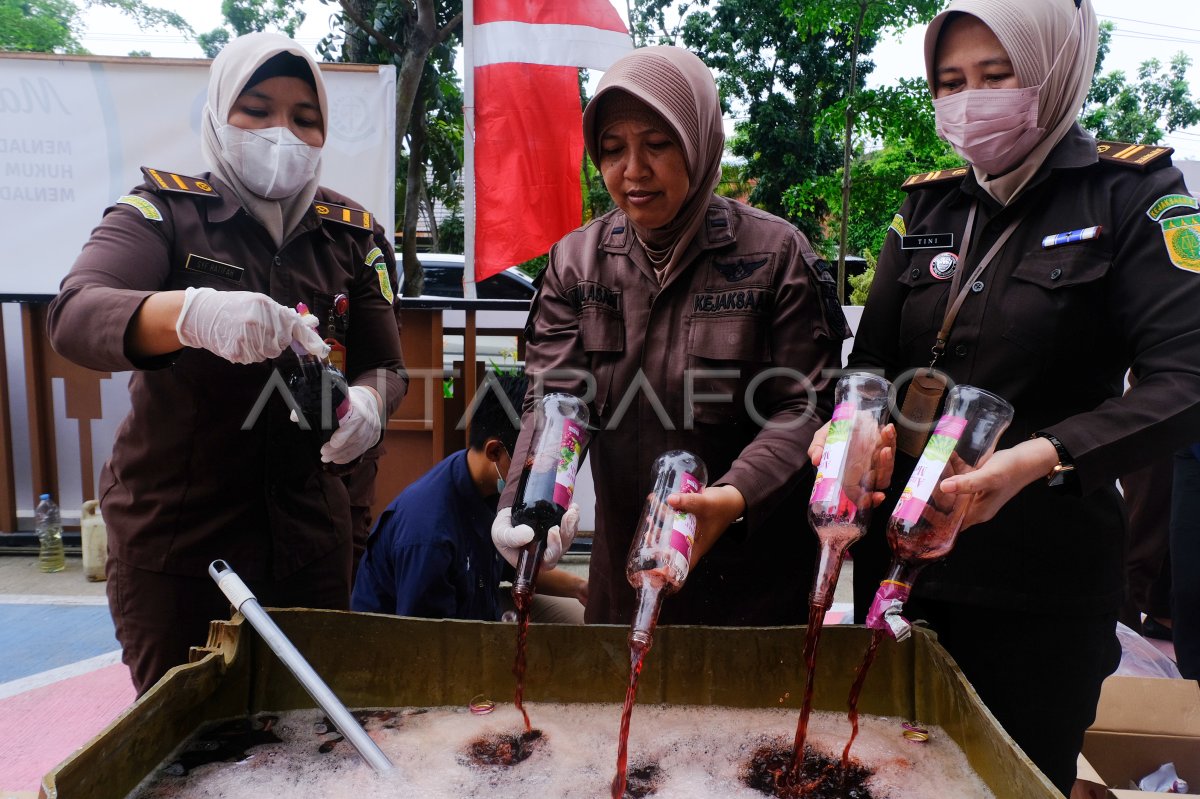 Kejari Pontianak Musnahkan Barang Bukti Kejahatan | ANTARA Foto