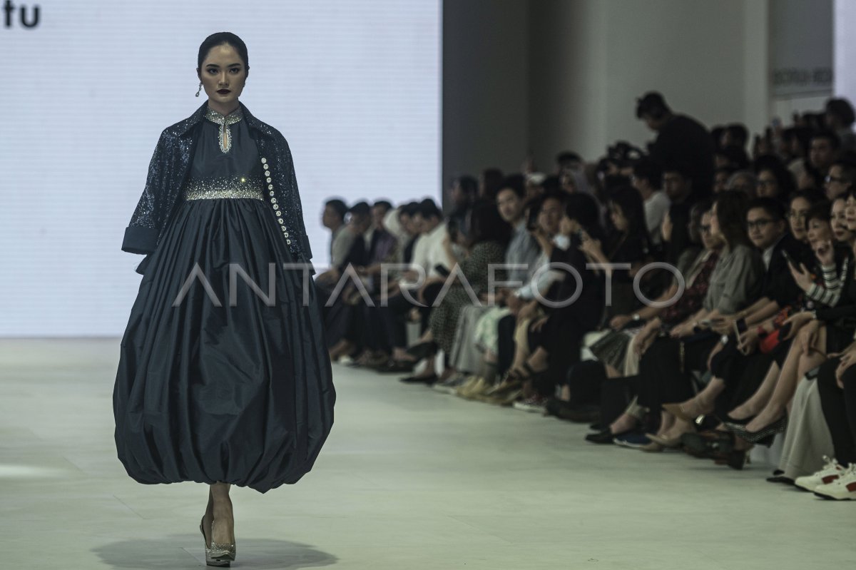 Busana Koleksi LPM Di JFW 2024 | ANTARA Foto