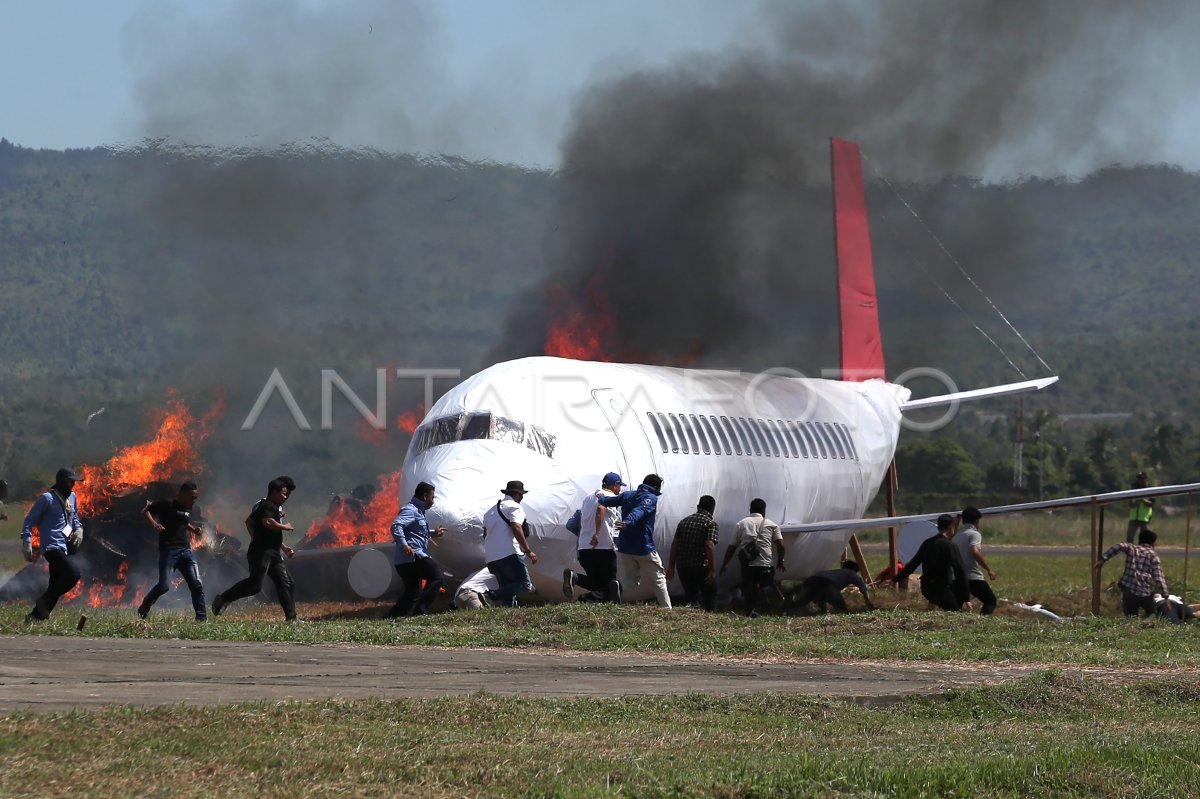 Simulasi Penanganan Keadaan Darurat Bandara Antara Foto