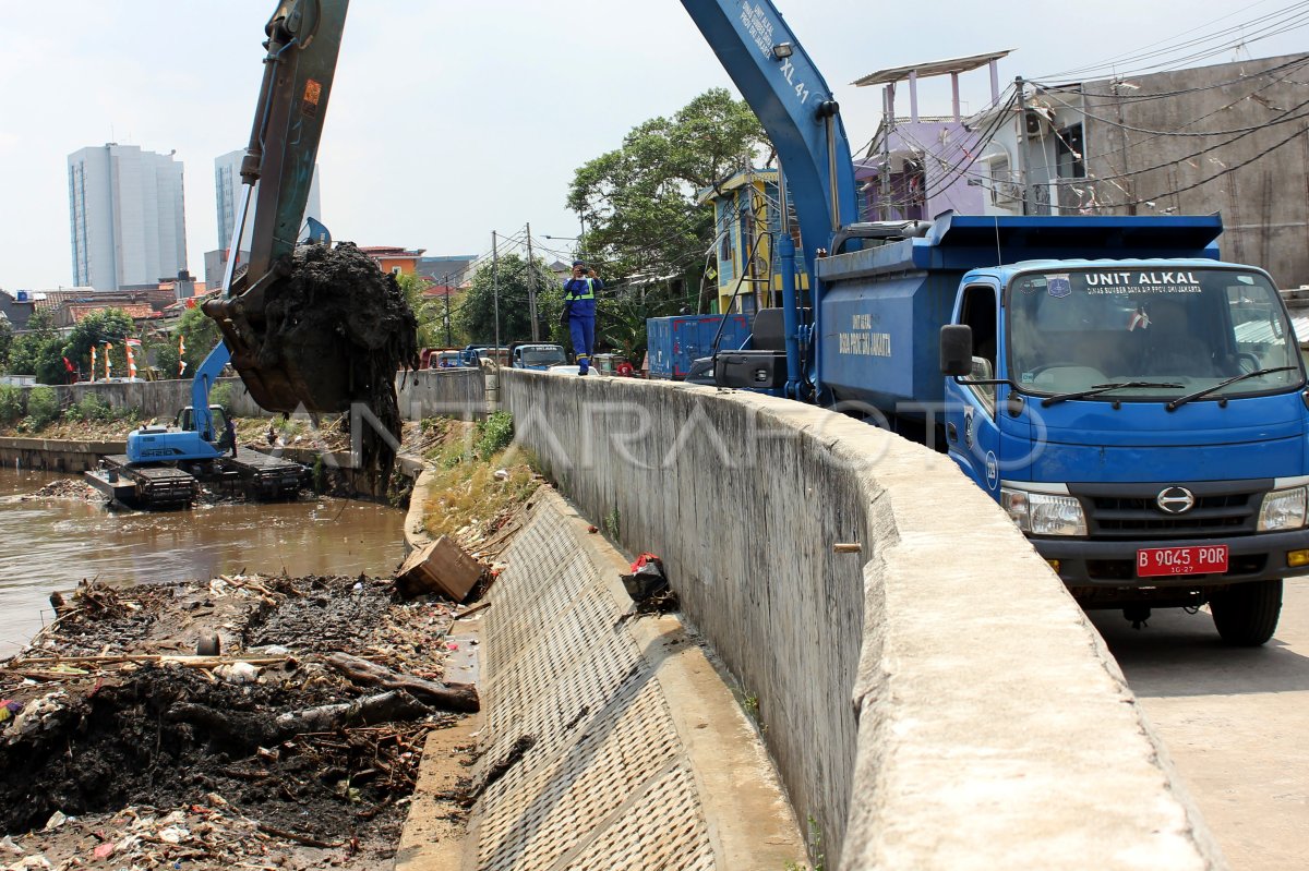 Normalisasi Kali Ciliwung Untuk Antisipasi Banjir | ANTARA Foto