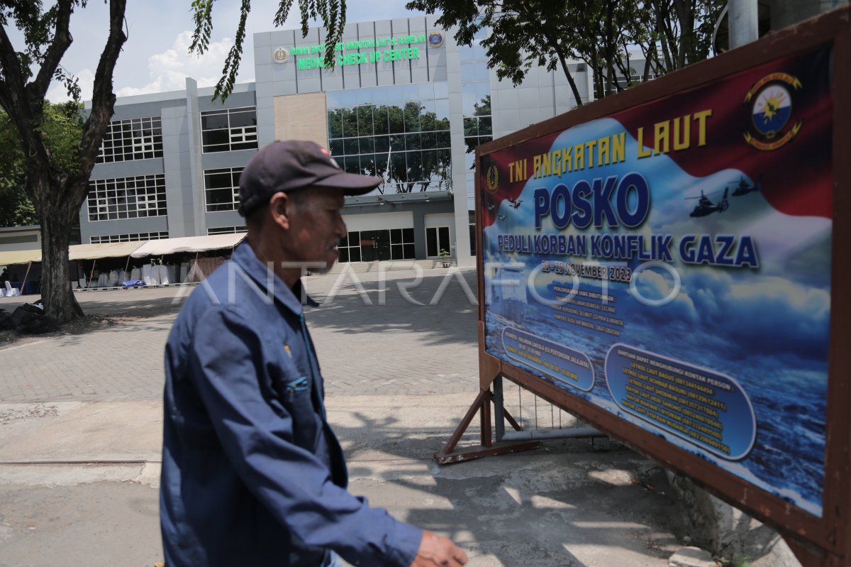 Proses pembagian bantuan makanan oleh TNI di posko pengungsian