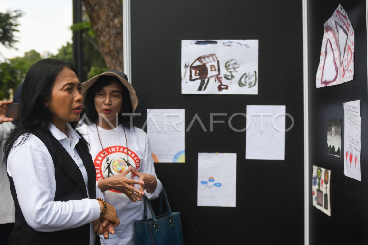 Ucapan Hari Anak Sedunia di papan tulis
