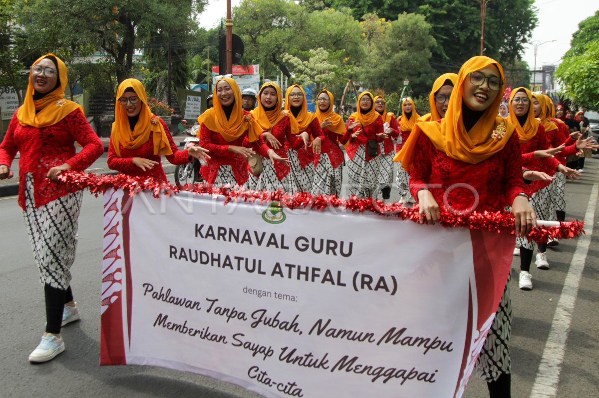 Karnaval Peringatan Hari Guru Nasional Di Sidoarjo | ANTARA Foto