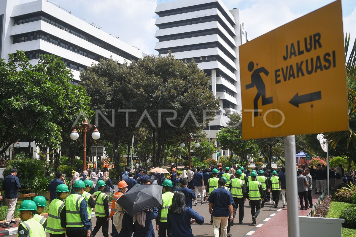 Simulasi Tanggap Darurat Gempa Bumi Di Kemenkeu | ANTARA Foto