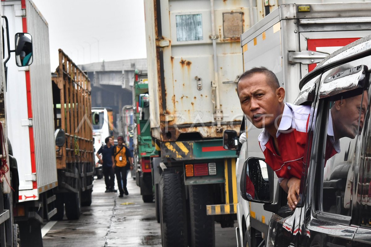 Kemacetan Menuju Kawasan Industri Dampak Aksi Buruh Antara Foto