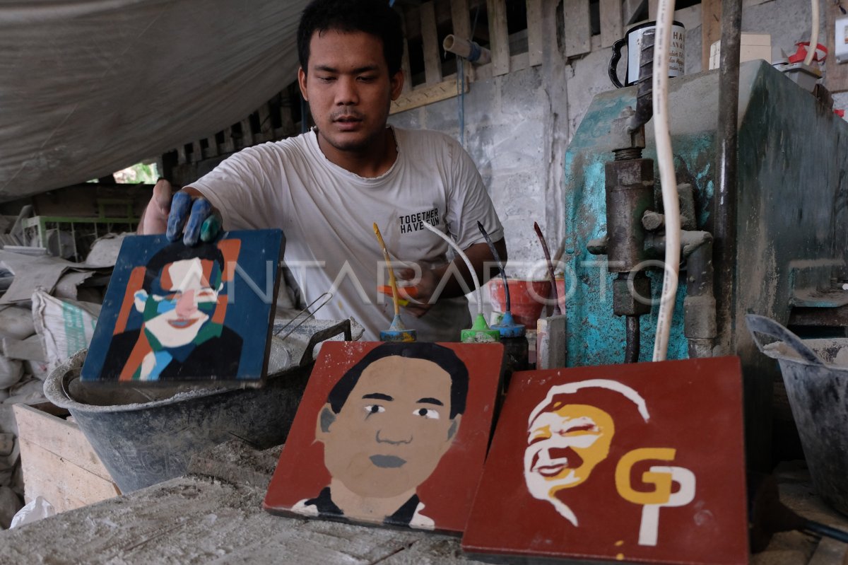 Pembuatan Tegel Bermotif Wajah Capres Dan Parpol | ANTARA Foto