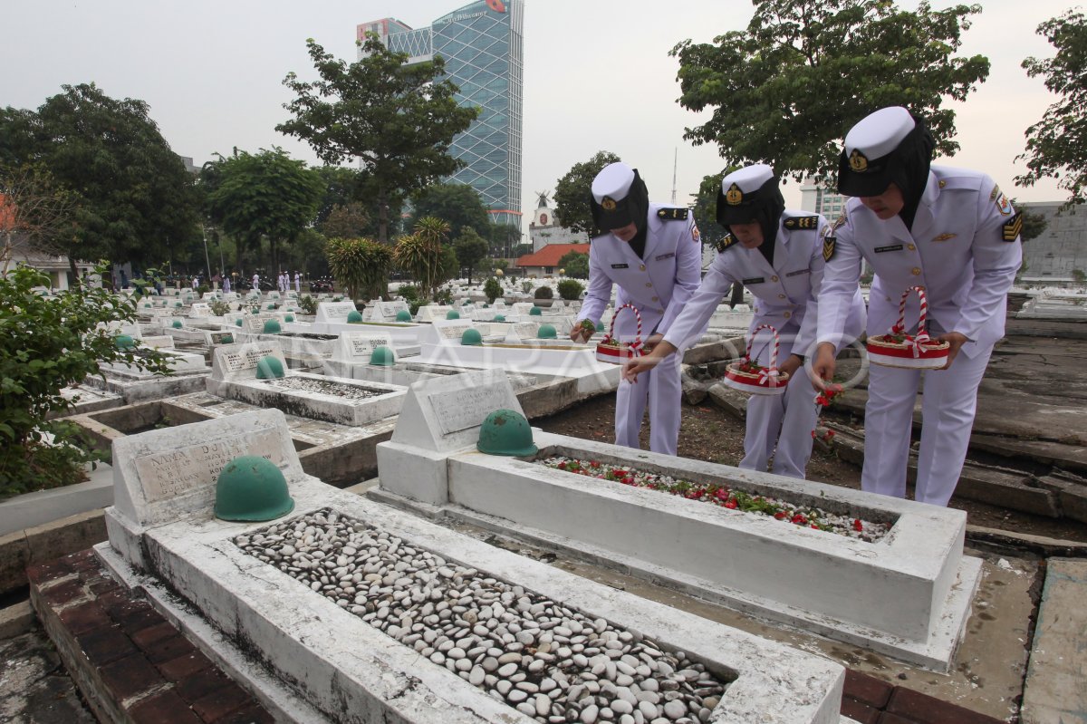 Ziarah Di Taman Makam Pahlawan Sepuluh Nopember Surabaya | ANTARA Foto