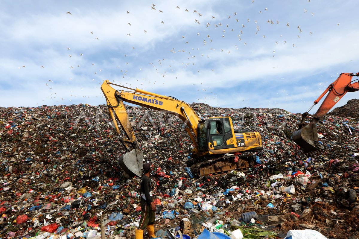 Pengelolaan Sampah Di TPA Terpadu Blang Bintang | ANTARA Foto