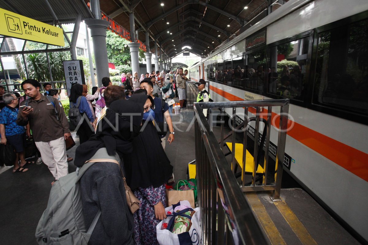 Penjualan Tiket Kereta Api Daop 8 Surabaya Antara Foto