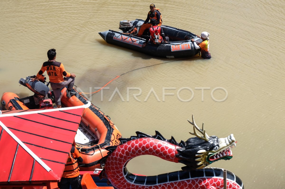 Patroli Sungai Bengawan Solo Antara Foto