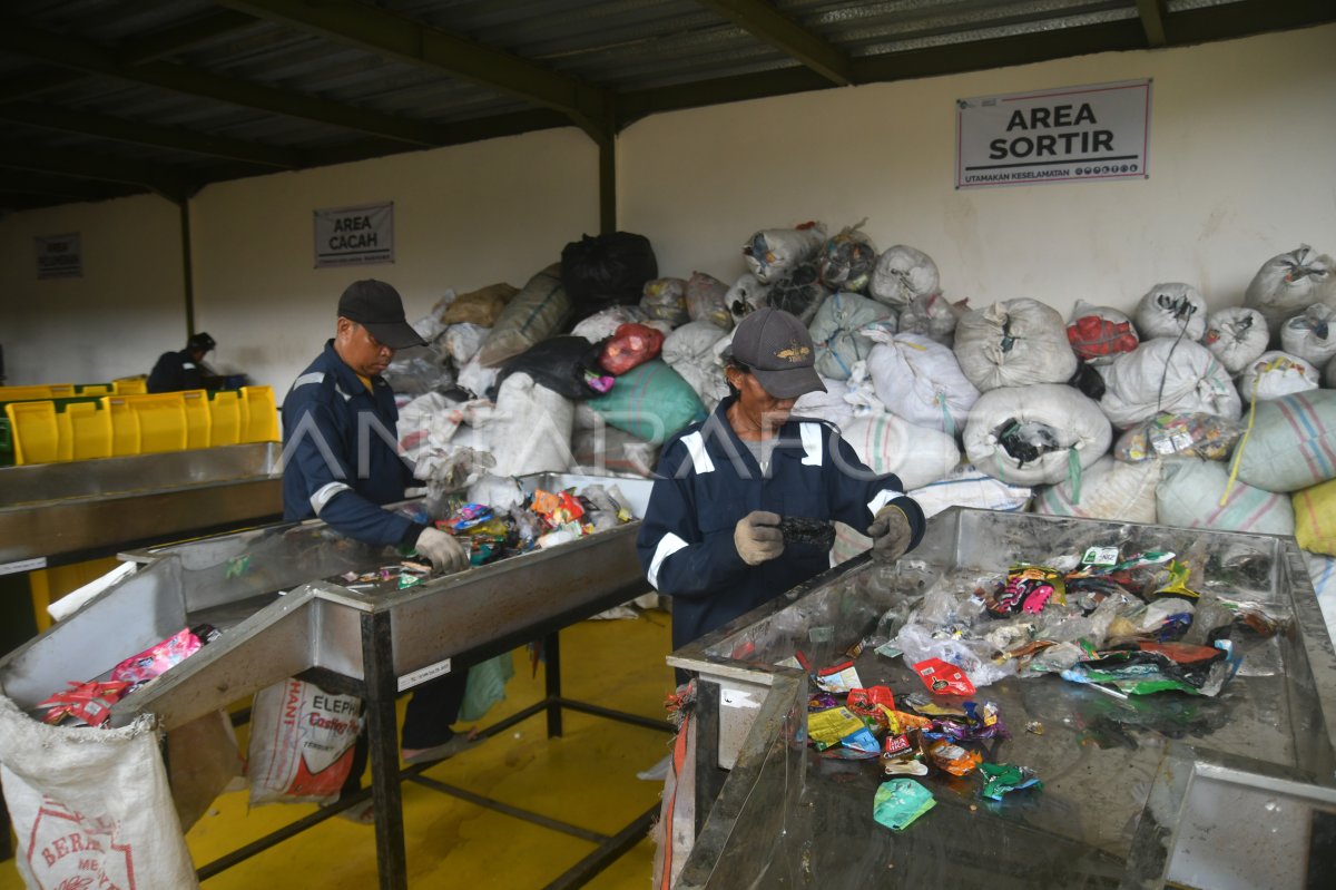 Daur Ulang Sampah Plastik Menjadi Produk Bernilai Ekonomi Antara Foto 3391