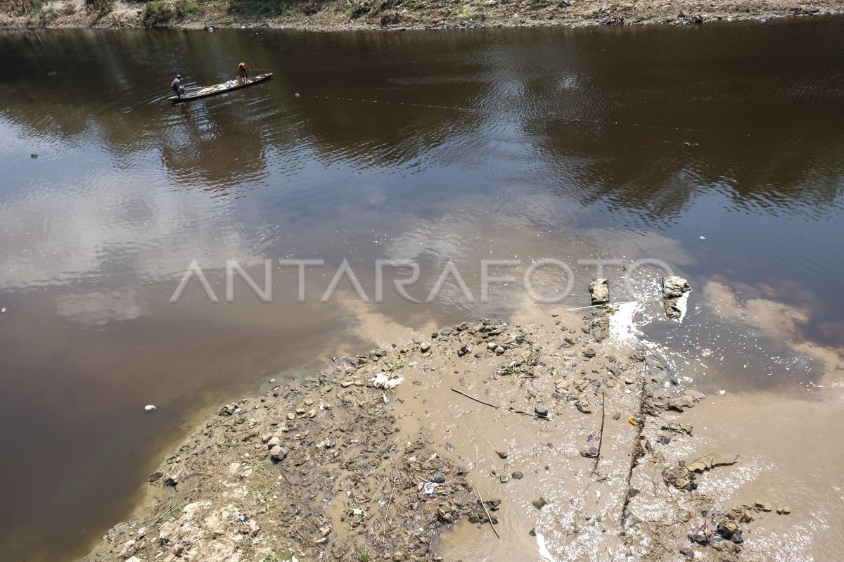 Sungai Bengawan Solo Tercemar Antara Foto 4954