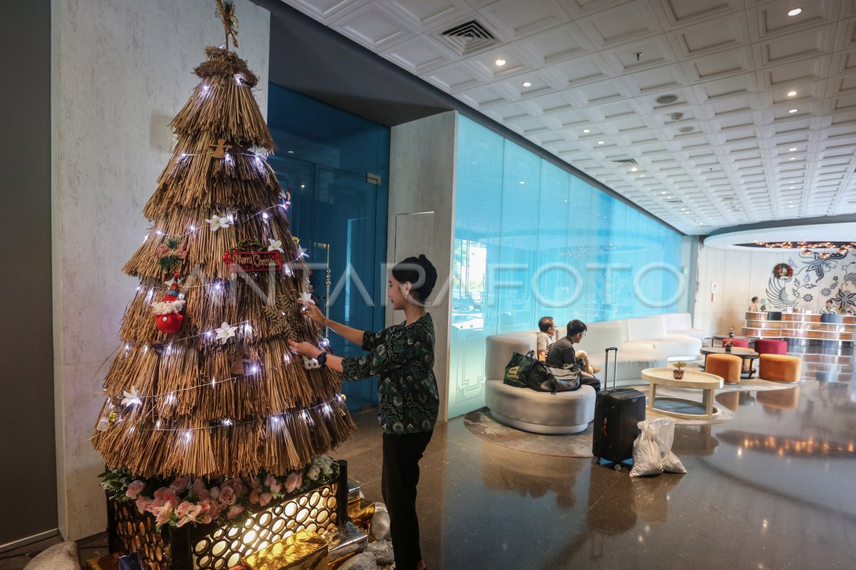 Dekorasi pohon natal dari jerami | ANTARA Foto