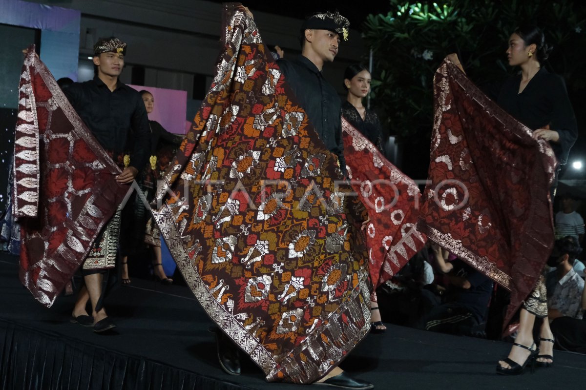 Peragaan Busana Berbahan Kain Tradisional Bali Antara Foto 