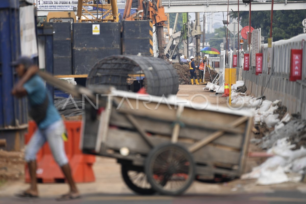 Pembangunan Jalur LRT Fase 1B Di Jakarta | ANTARA Foto