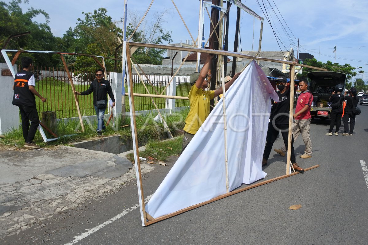 Penertiban Alat Peraga Kampanye Di Jember Antara Foto 