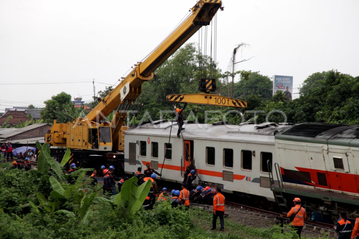 Evakuasi Kereta Api Anjlok Di Sidoarjo Antara Foto