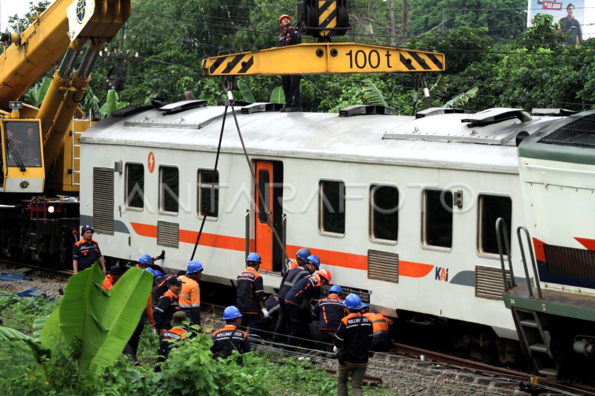 Evakuasi Kereta Api Anjlok Di Sidoarjo | ANTARA Foto