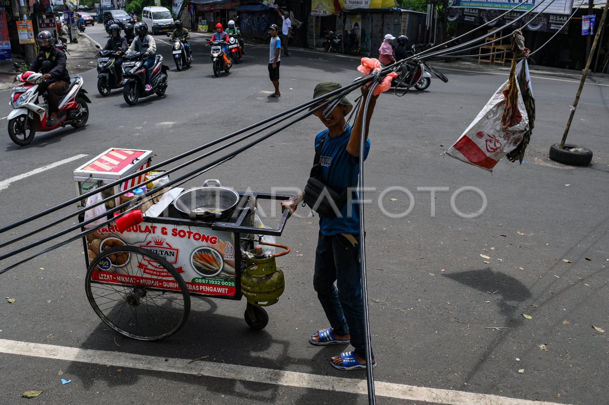 Utilitas Kabel Membahayakan Pengguna Jalan Antara Foto