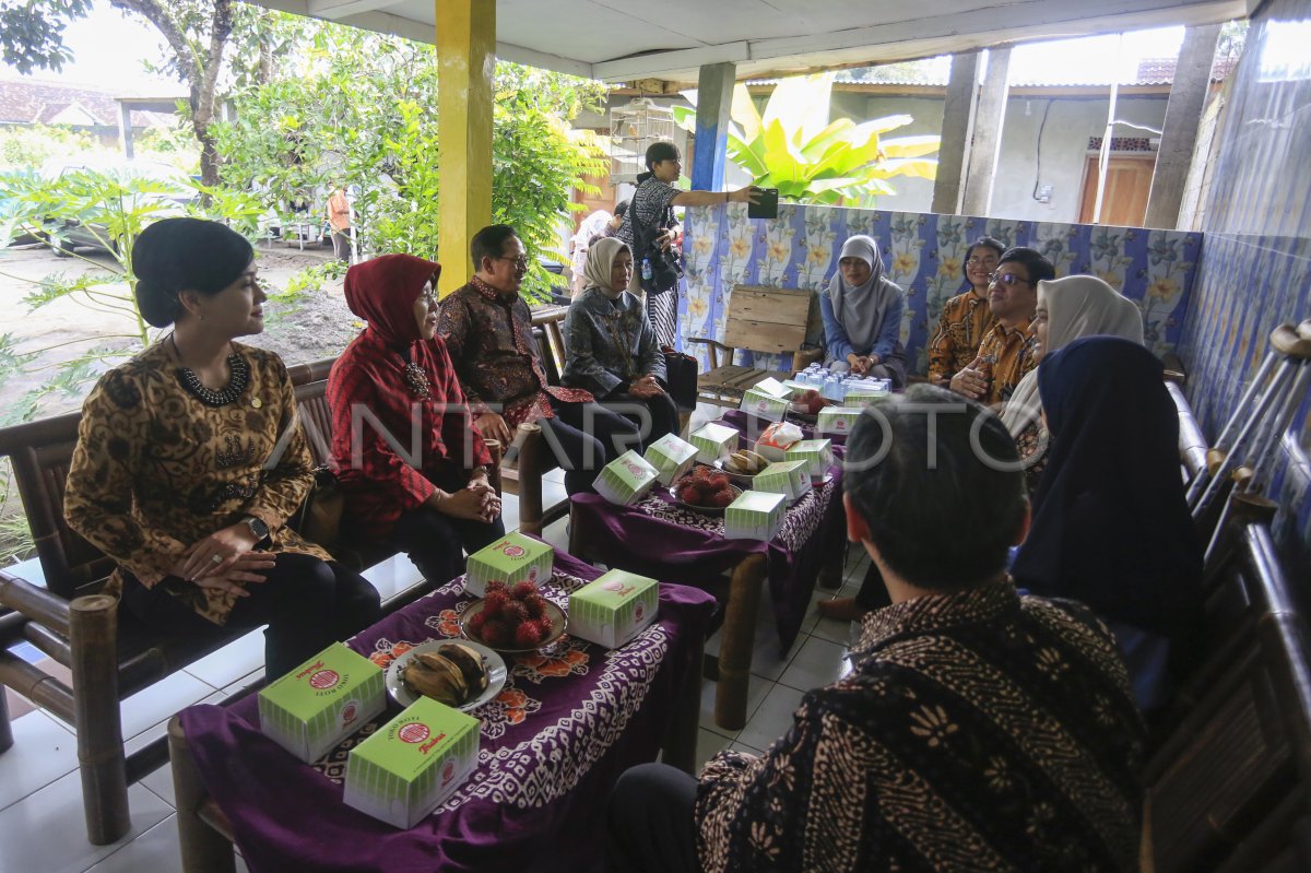 Survei Nasional Literasi Dan Inklusi Keuangan OJK | ANTARA Foto