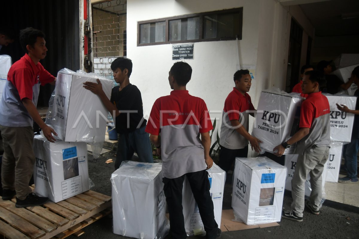 Distribusi Logistik Pemilu 2024 Di Kpu Kota Bogor Antara Foto