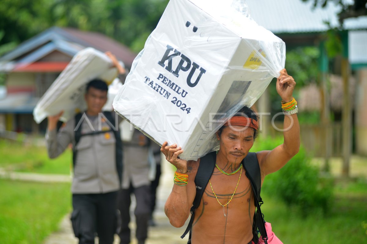 Distribusi Logistik Pemilu Ke Pedalaman Mentawai Antara Foto