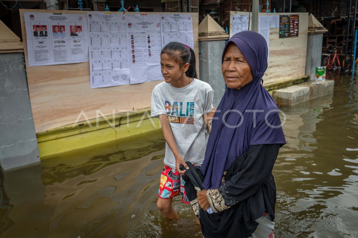 Pelaksanaan Pemilu 2024 Saat Banjir Di Demak | ANTARA Foto