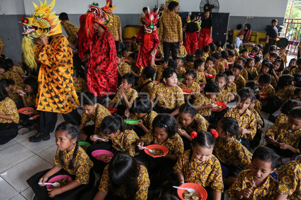 Tradisi Makan Lontong Cap Go Meh Di Semarang Antara Foto