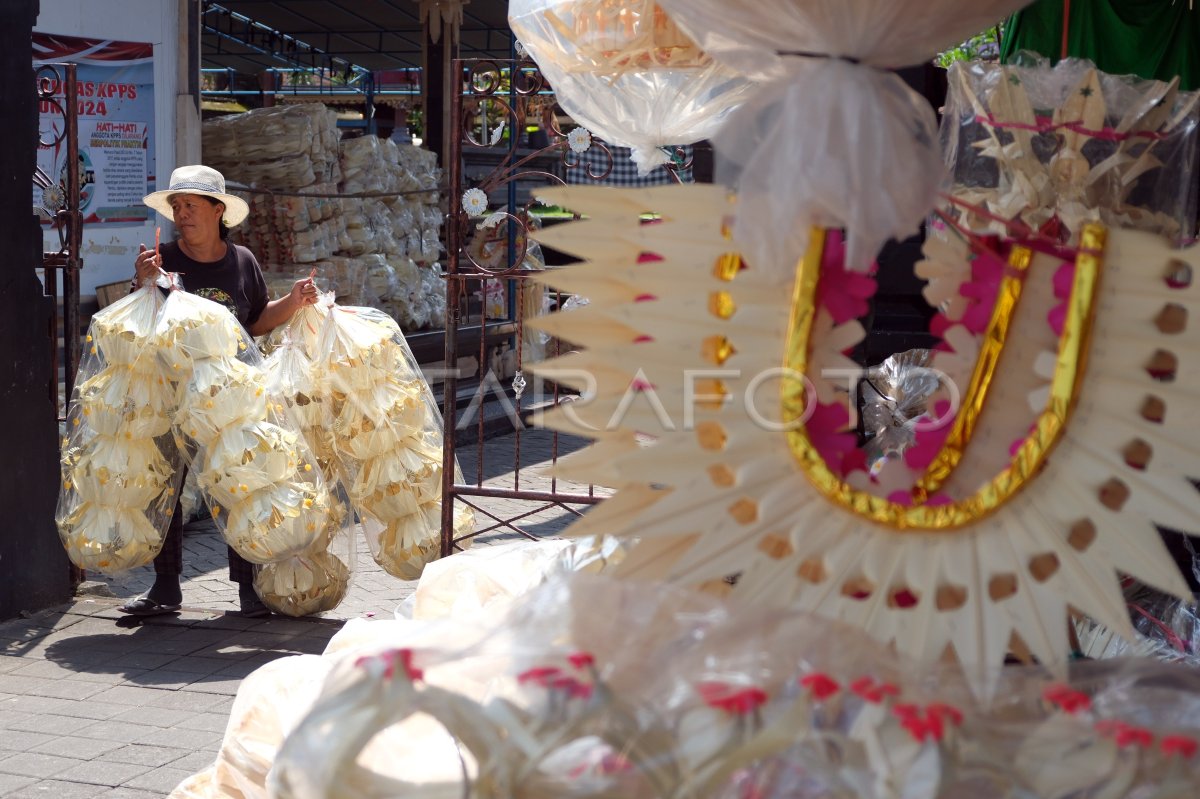 Persiapan Hari Raya Galungan Di Bali Antara Foto